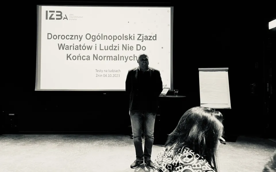Prelegent przed ekranem podczas dorocznego ogólnopolskiego zjazdu IZBy